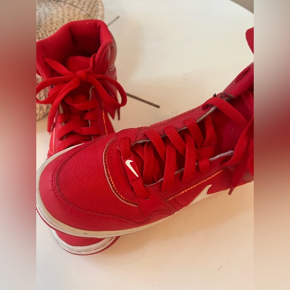 Like new Red Nikes - Picture 3 of 4